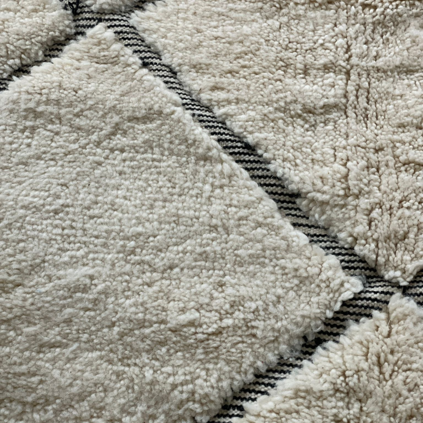 Tapis Beni Ouarain écru motifs noirs - B112