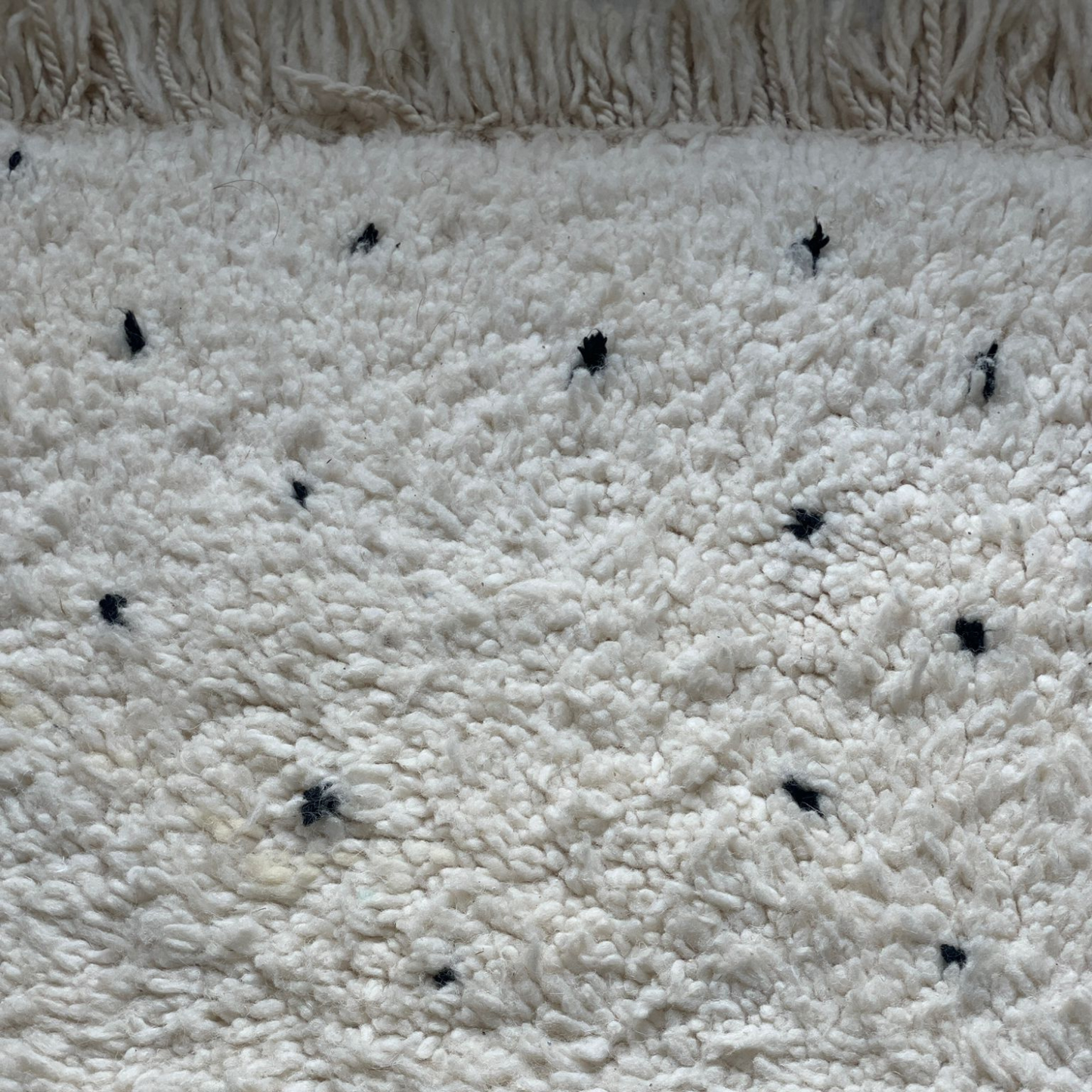 tapis laine blanc point noir