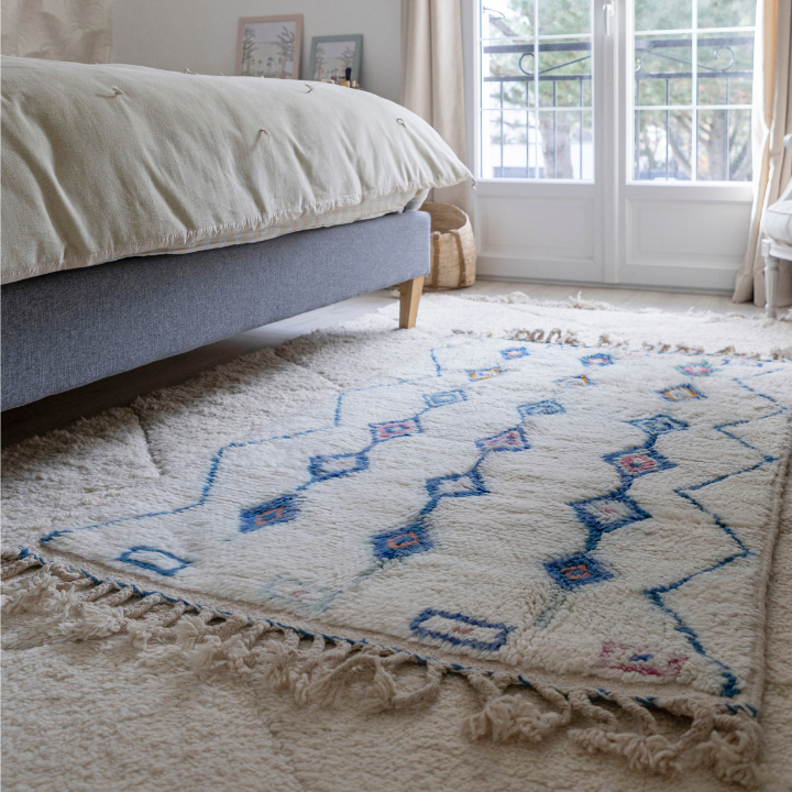 Tapis azilal blanc motif bleu
