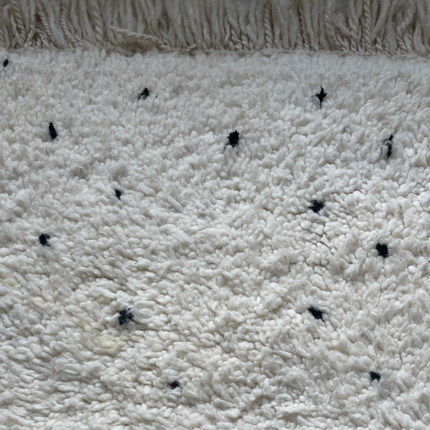 tapis laine blanc point noir 